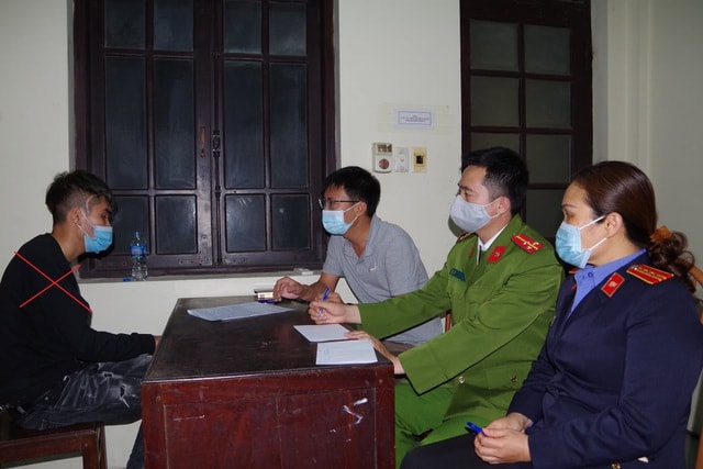 Đối tượng Trần Mạnh Hùng (dấu x) tại cơ quan Công an. Ảnh: Công an Hà Nam