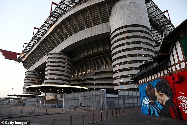 Pha va chạm giữa Lukaku và Ibra được CĐV khắc họa ở một bức tường bên ngoài sân San Siro. Ảnh: Getty.