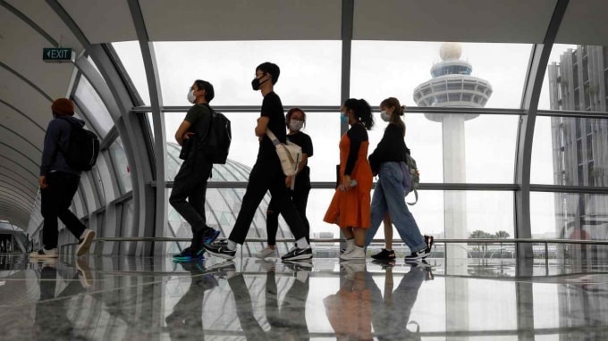 Sân bay Changi của Singapore vào tháng 1: Các bộ trưởng kinh tế ASEAN đã thảo luận về khả năng chứng chỉ vắc xin kỹ thuật số dùng chung có thể mở ra hoạt động du lịch - Ảnh: Reuters
