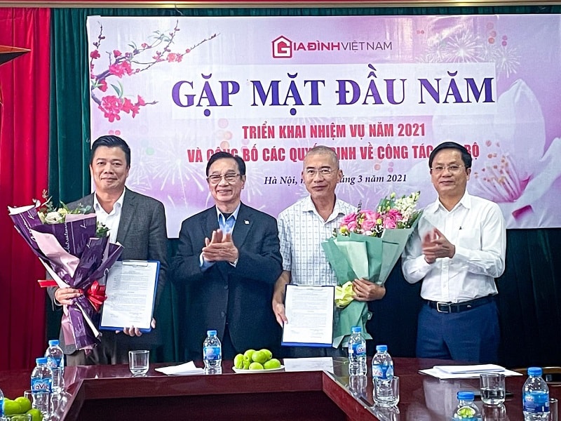 PGS.TS Phạm Bá Nhất - Chủ tịch Hội KHHGĐ Việt Nam và Tổng biên tập Hồ Minh Chiến trao các quyết định bổ nhiệm nhân sự. Ảnh: PV
