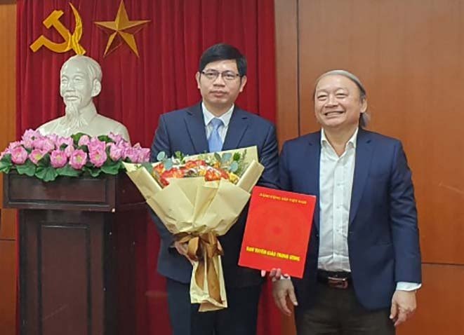 Đồng chí Võ Văn Phuông, Phó Trưởng ban Thường trực Ban Tuyên giáo Trung ương trao quyết định, tặng hoa chúc mừng và giao nhiệm vụ cho đồng chí Nguyễn Đức Luận. Ảnh: PV