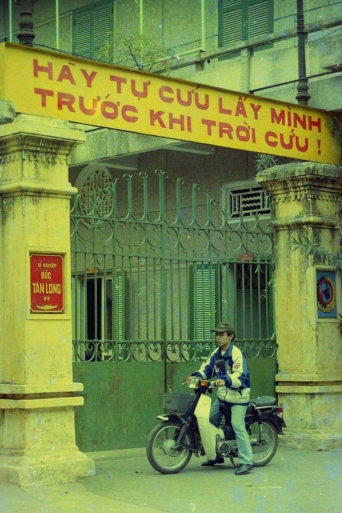 Khẩu hiệu hành động của một doanh nghiệp nhà nước. Hải Phòng. 1994. Ảnh: Lưu Quang Phổ.