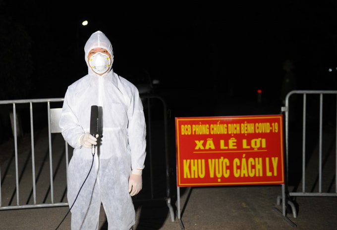 Nhà báo Đinh Mạnh Tú-Trưởng CQTT Hải Dương dẫn hiện trường tại tâm dịch Chí Linh trong đêm giao thừa.