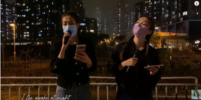 Chung Gia Hân đã ngẫu hứng rủ Vương Quân Hinh hát cùng mình trên phố.