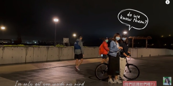 Buổi biểu diễn chỉ thu hút số ít khán giả, phần lớn không quan tâm đến cặp đôi.