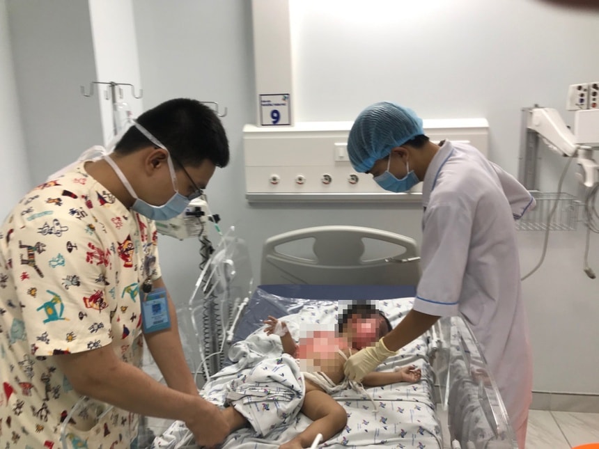 Hiện bé trai đã qua cơn nguy kịch nhưng tình trạng vết thương rất nặng. Ảnh: Zingnews.vn