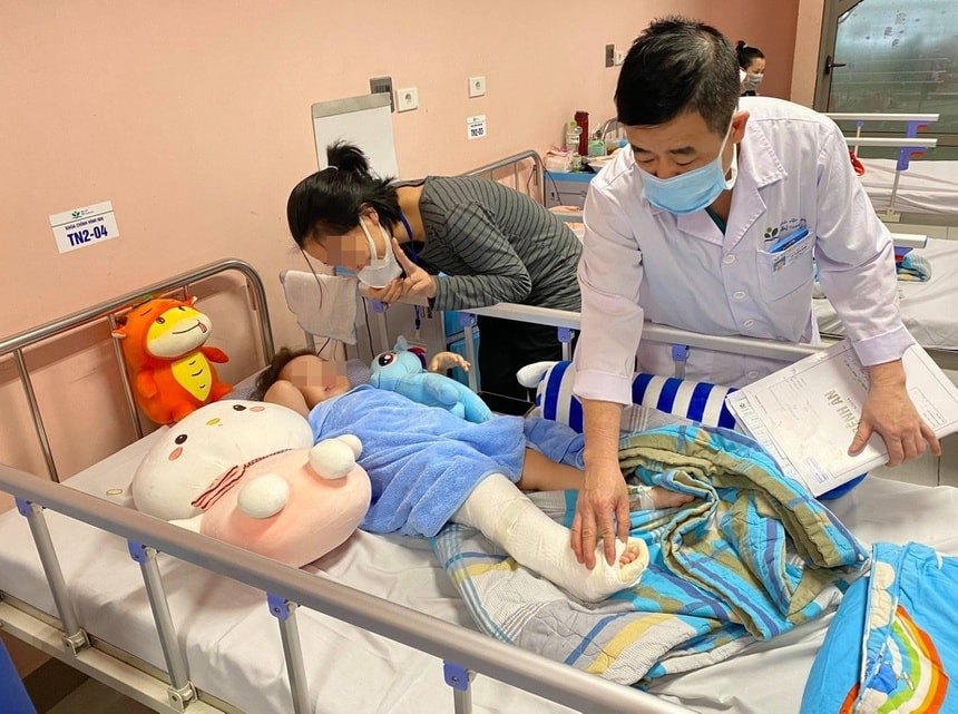 Các bác sĩ thăm khám cho bệnh nhi 3 tuổi. Ảnh: BV Nhi Trung ương