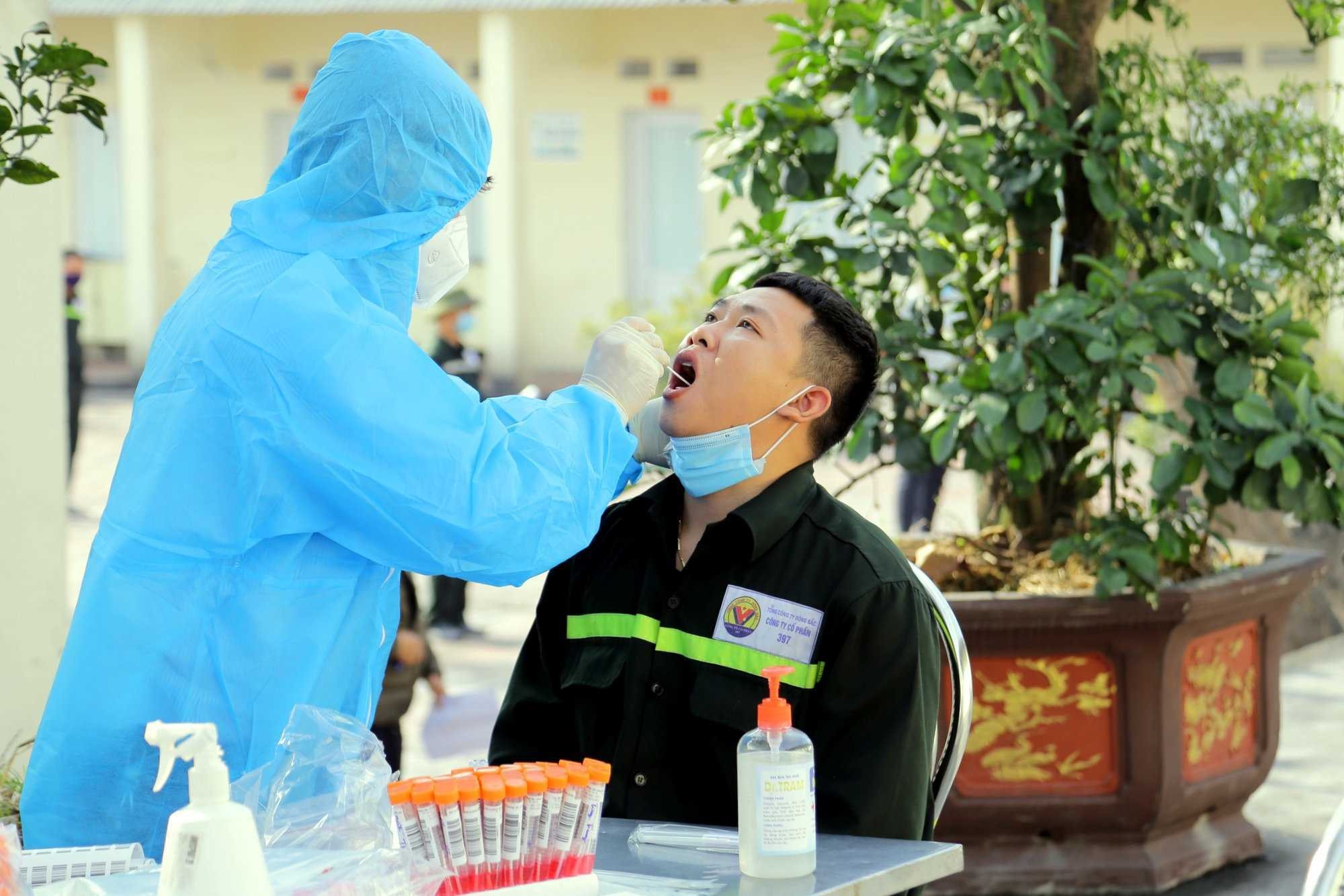 Nhân viên y tế lấy mẫu xét nghiệm cho người lao động quay trở lại Hưng Yên làm việc. Ảnh: TL