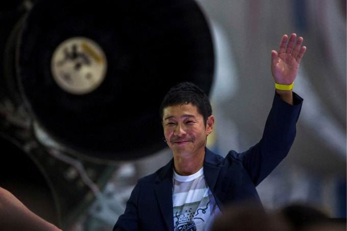 Tỷ phú Nhật Bản Yusaku Maezawa tại trụ sở SpaceX tại California, Mỹ vào năm 2018. Ảnh: Reuters
