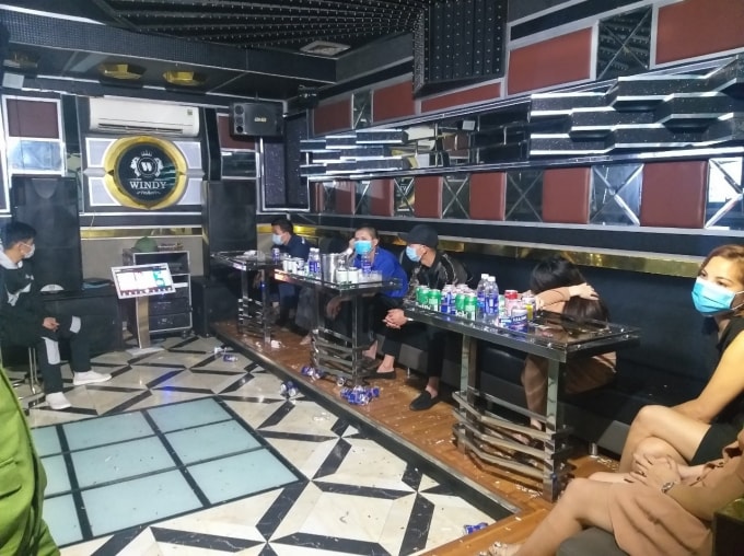 Cơ sở karaoke đón khách bất chấp lệnh dừng hoạt động để chống dịch (ảnh CAQN)