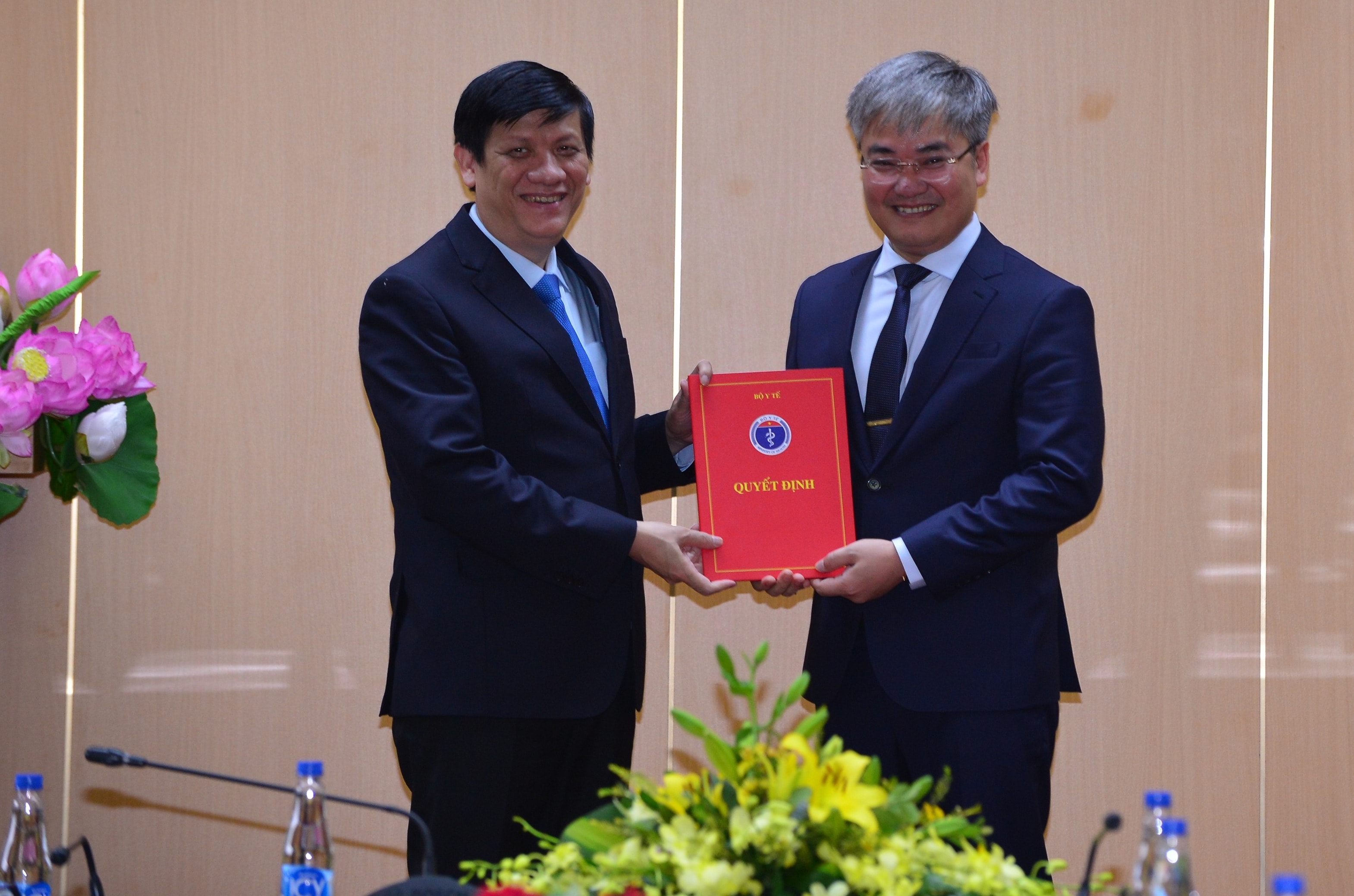 Lãnh đạo Bộ Y tế trao Quyết định bổ nhiệm nhà báo Trần Tuấn Linh giữ chức vụ Tổng Biên tập Báo Sức khỏe và Đời sống. Ảnh: PV