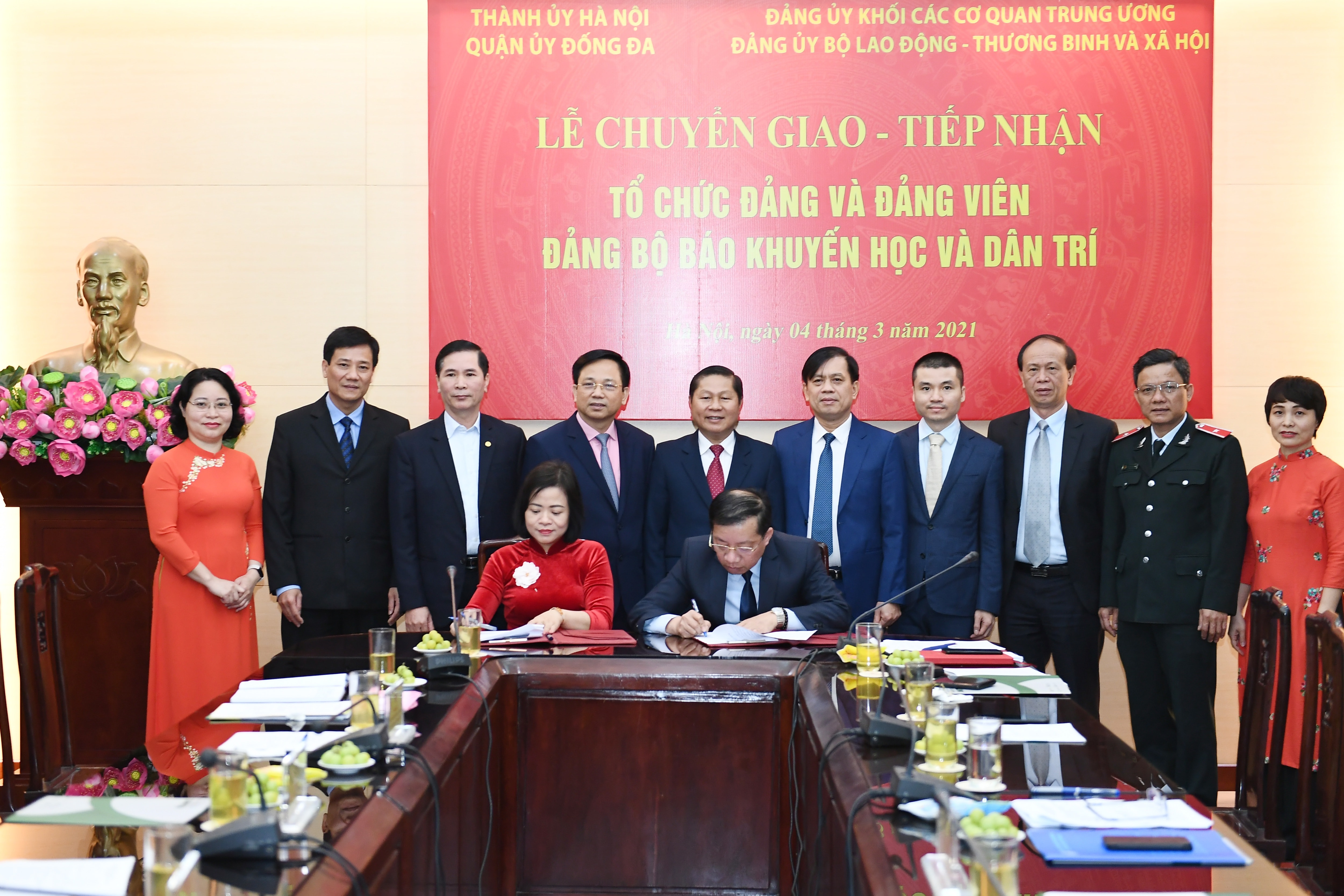 Lễ ký Biên bản chuyển giao - tiếp nhận Đảng bộ Báo Khuyến học và Dân trí. Ảnh: PV