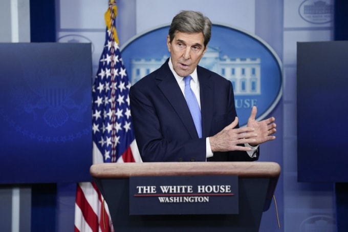 Đặc phái viên của Tổng thống Mỹ về Khí hậu John Kerry phát biểu trong một cuộc họp báo tại Nhà Trắng ở Washington. Hy vọng của thế giới về việc kiềm chế biến đổi khí hậu phụ thuộc vào hành động của hai quốc gia khổng lồ có quan hệ đang xấu đi. Trung Quốc và Hoa Kỳ đều cho biết họ đang có ý định kiểm soát nền kinh tế để việc đốt than, dầu và khí đốt ít gây ảnh hưởng đến khí hậu hơn. Nhưng căng thẳng giữa họ đe dọa thành công cuối cùng. Ảnh AP