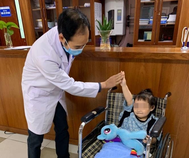 Sáng nay cháu bé rơi từ tầng 13 đã được xuất viện (ảnh TL).