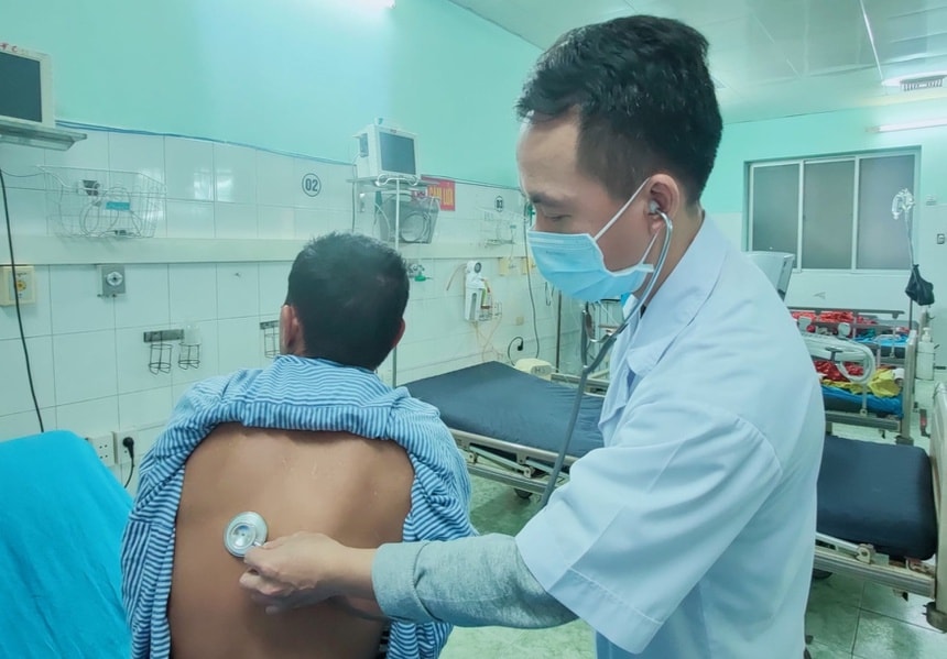 Bác sĩ thăm khám cho bệnh nhân bị ngộ độc cỏ Mỹ. Ảnh: Zingnews.vn