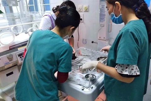 Bé sơ sinh được các bác sĩ chăm sóc, xử lý vết thương sau khi nhập viện. Ảnh: Zingnews.vn