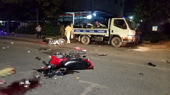 Hiện trường vụ tai nạn giao thông nghiêm trọng. Ảnh: thanhnien.vn