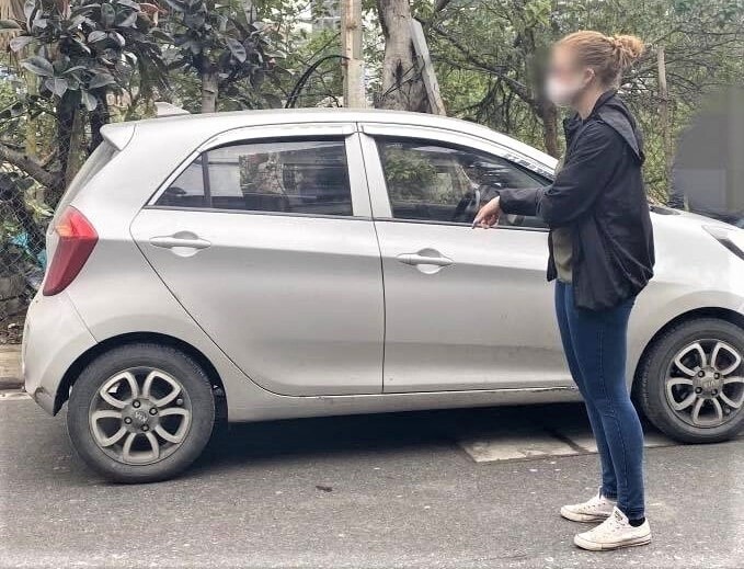 Một nạn nhân được lực lượng chức năng đưa tới hiện trường để phục vụ công tác xác minh, điều tra. Ảnh: Báo Giao thông