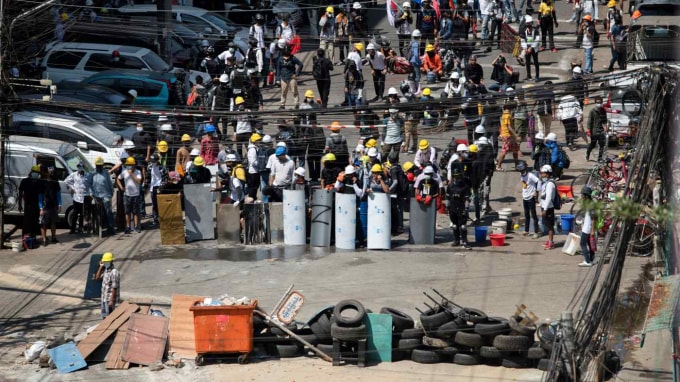 Những người biểu tình chặn một con đường ở Yangon vào ngày 4 tháng 3 năm 2021 - Ảnh: Reuters