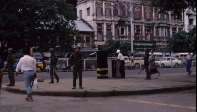 Các binh sĩ tuần tra trung tâm Yangon vào đầu tháng 8 năm 1988 mang theo vũ khí tự động có gắn lưỡi lê và súng ngắn 12 ly để giải tán đám đông - Ảnh: Dominic Faulder