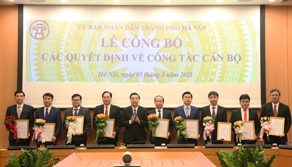 Chủ tịch UBND thành phố Chu Ngọc Anh trao quyết định cho các cán bộ được điều động, bổ nhiệm. Ảnh: Báo Hà Nội mới