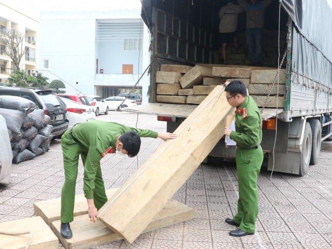 Công an Hà Tĩnh lập biên bản, tạm giữ tang vật, phương tiện.