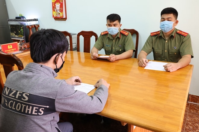 Công an huyện Gò Dầu tống đạt quyết định xử phạt hành chính đối tượng Võ Trường A.
