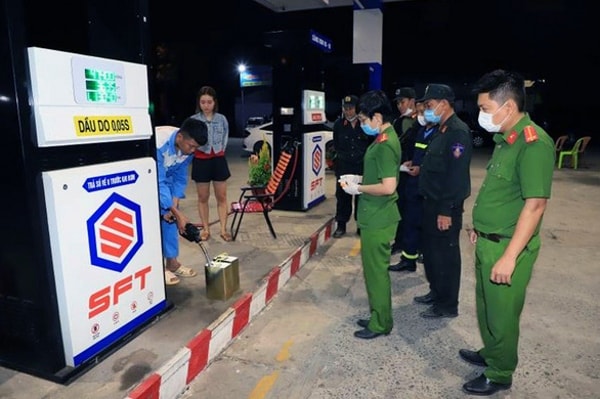 Lực lượng chức năng tỉnh Đồng Nai lấy mẫu tại một cây xăng mang đi xét nghiệm. Ảnh: Công an cung cấp