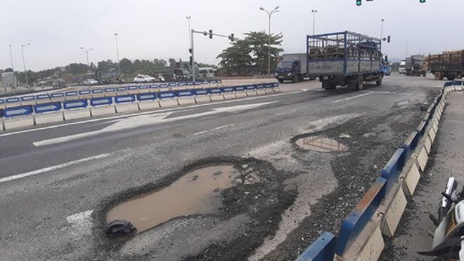 Cao tốc Đà Nẵng - Quảng Ngãi hư hỏng ngay sau khi đưa vào khai thác không lâu. Ảnh: TNO