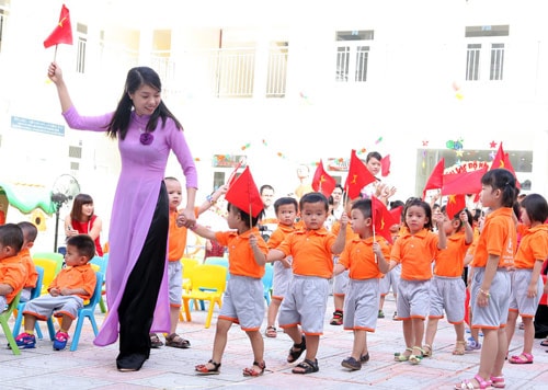 Hiện nay lương giáo viên mần non ra trường thấp khiến công tác tuyển dụng gặp nhiều khó khăn (ảnh nguồn internet).