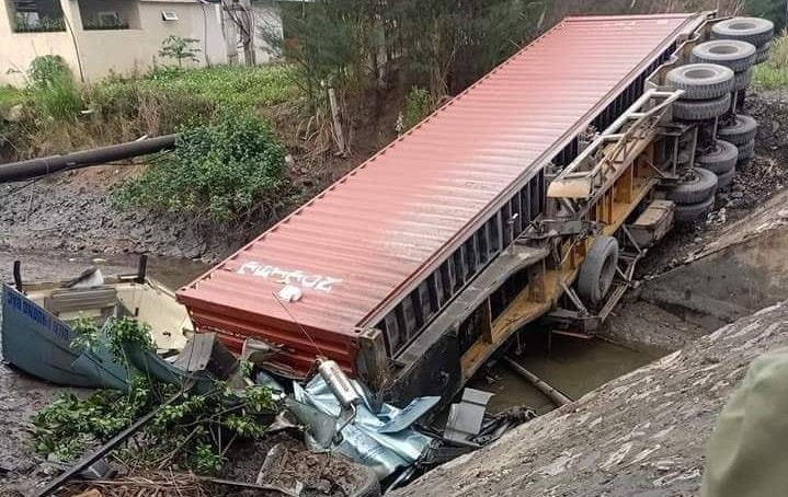 Chiếc xe bị rơi xuống mương nước do không làm chủ được tốc độ. Ảnh: Zingnews.vn