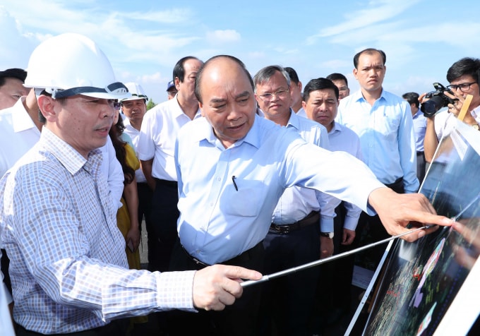 Thủ tướng Chính phủ Nguyễn Xuân Phúc thị sát cầu Phước An, tỉnh Bà Rịa - Vũng Tàu, ngày 30/5/2020. Ảnh: VGP