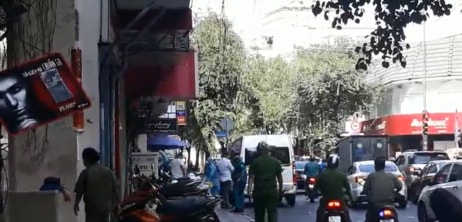 Công an đang tiến hành phong tỏa khách sạn. Ảnh: Nguyễn Yên