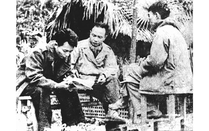 Đồng chí Trường Chinh, Thép Mới và Hà Xuân Trường duyệt bản thảo Báo Nhân Dân số đầu tiên năm 1951. Ảnh tư liệu