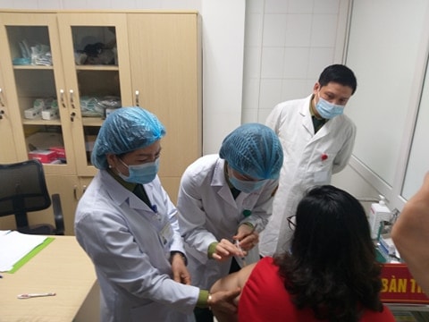 Hãy tham gia tiêm chủng vắc xin COVID -19 để bảo vệ bản thân và cộng đồng (ảnh TL).