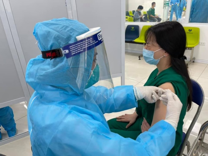 Ngày đầu tiên tiêm vắc xin COVID -19 đã an toàn (ảnh TL).