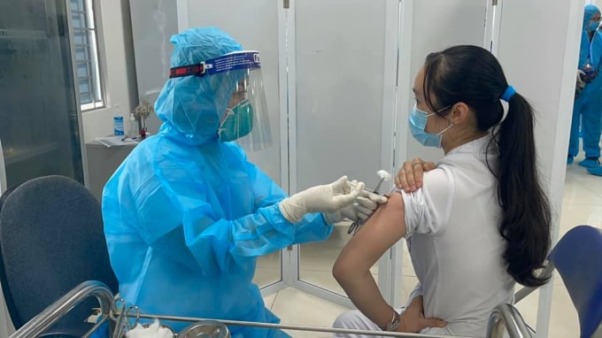 Các cán bộ, nhân viên y tế tại Bệnh viện Nhiệt đới Trung ương là những người được tiêm những mũi vắc xin COVID -19 đầu tiên (ảnh TL).