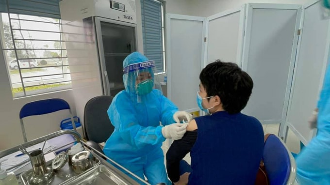 Việc tiêm chủng được tiến hành rất chuyên nghiệp (ảnh TL).
