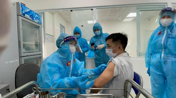 Tiêm vắc xin COVID -19 là phương án hữu hiệu để phòng bệnh (ảnh TL).