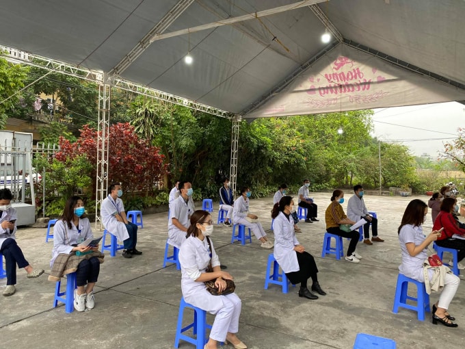 Các nhân viên y tế tham gia chống dịch COVID -19 được ưu tiên tiêm chủng đợt đầu (ảnh TL).