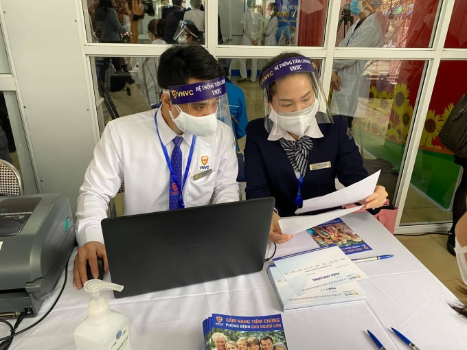 Người đến tiêm chủng được nhập thông tin để theo dõi chặt chẽ (ảnh TL).