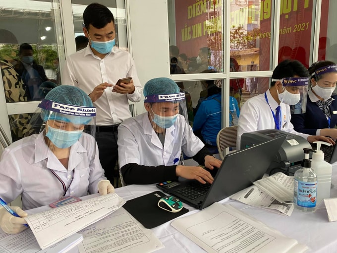 Việc tiêm chủng được thực hiện nghiêm túc, tuân thủ quy trình (ảnh TL).