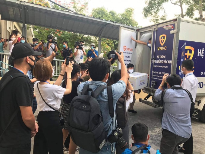 Hơn 7h sáng, vắc xin đã được vận chuyển đến Bệnh viện nhiệt đới TP. Hồ Chí Minh (ảnh TL).