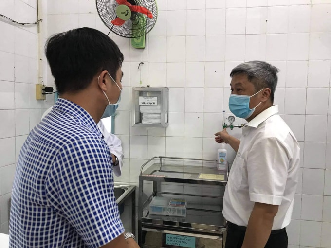 Thứ trưởng Nguyễn Trường Sơn chuẩn bị công tác tiêm chủng (ảnh TL).