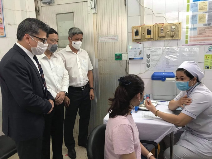 Trước khi tiêm ai cũng được tư vấn (ảnh TL).
