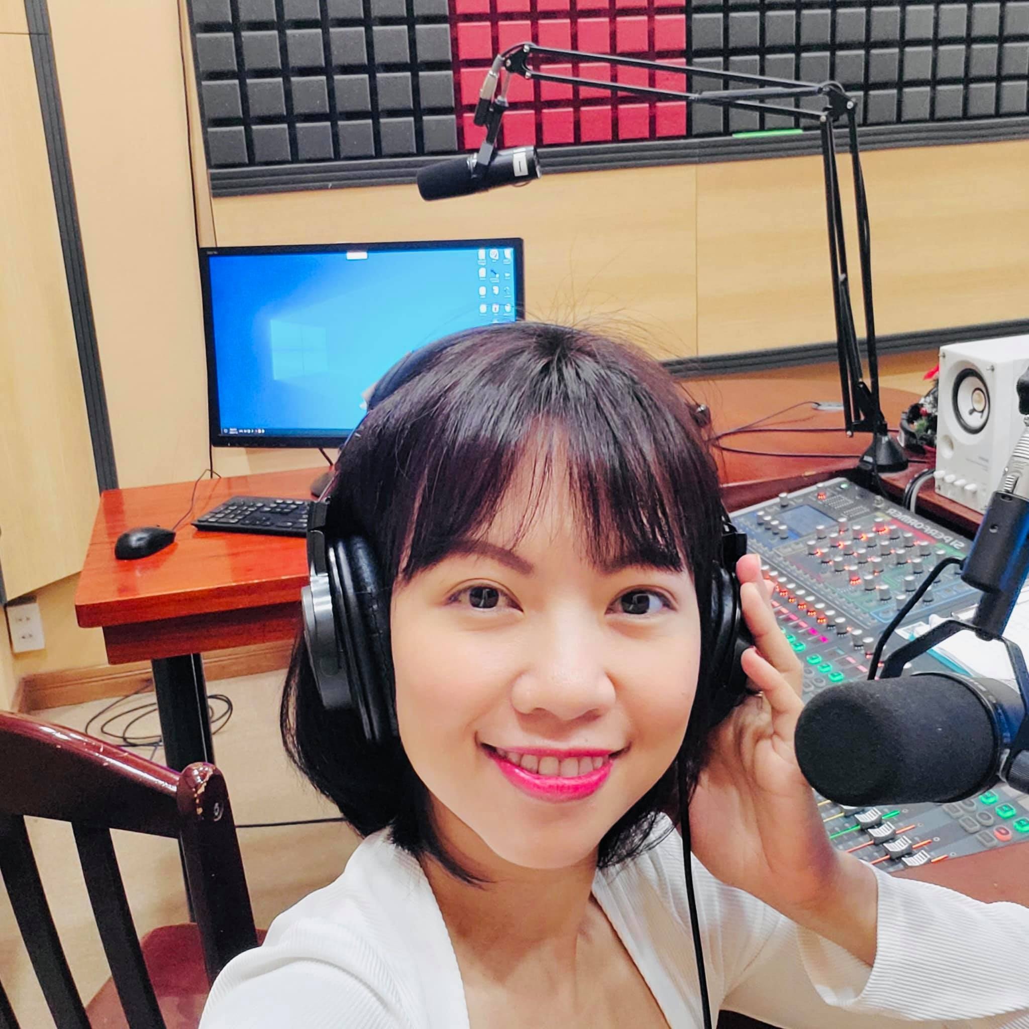Theo nhà báo Phi Yến “Khi họ ôm vô lăng, trong tay họ là sinh mạng của nhiều người. Chính họ mới là người đưa chúng ta đi, về an toàn trên mọi nẻo đường, nên tôi xưng “bác tài” thân thiện hơn là gọi “tài xế”. Ảnh: NVCC