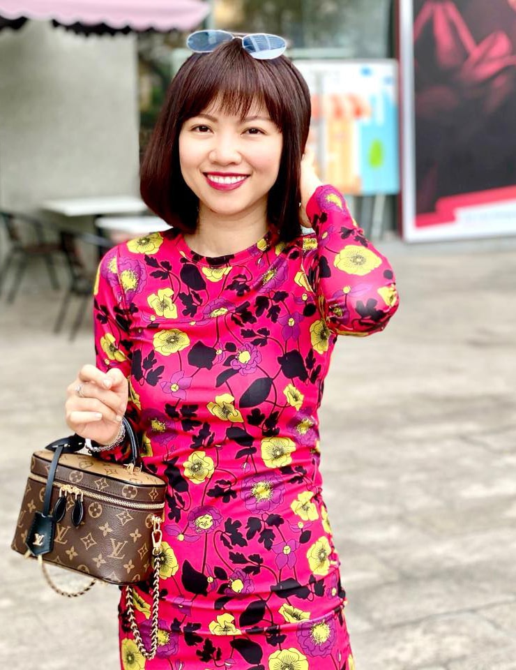 Nhà báo Trần Thị Phi Yến luôn giữ được chất giọng Nam bộ trầm ấm, truyền cảm hứng. Ảnh: NVCC