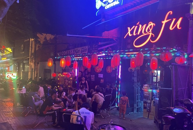 Hình ảnh quán nhậu mở nhạc làm ồn bị phạt. Ảnh: tienphong.vn