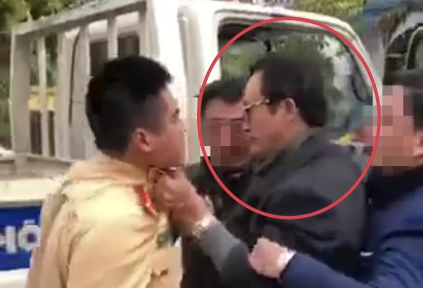 Hình ảnh ông Đạt (áo đen) túm cổ áo một trung úy CSGT. Ảnh: Zingnews.vn