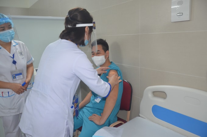 Trước khi tiêm, các đối tượng được kiểm tra sức khỏe (ảnh Trinh Phúc).